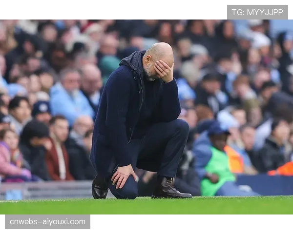 技术区花絮：瓜迪奥拉因一次本方后场转换失误，向教练席摊手并急切指向数据分析板